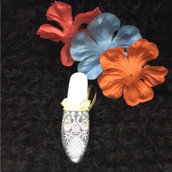 “Silent Rendezvous” Heirloom Ornament Collectible Shoe - Picture 6 of 12